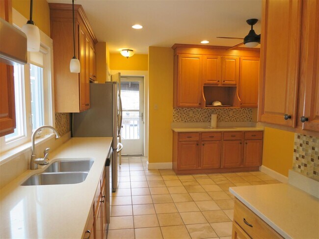 Building Photo - 1098 Fellsway