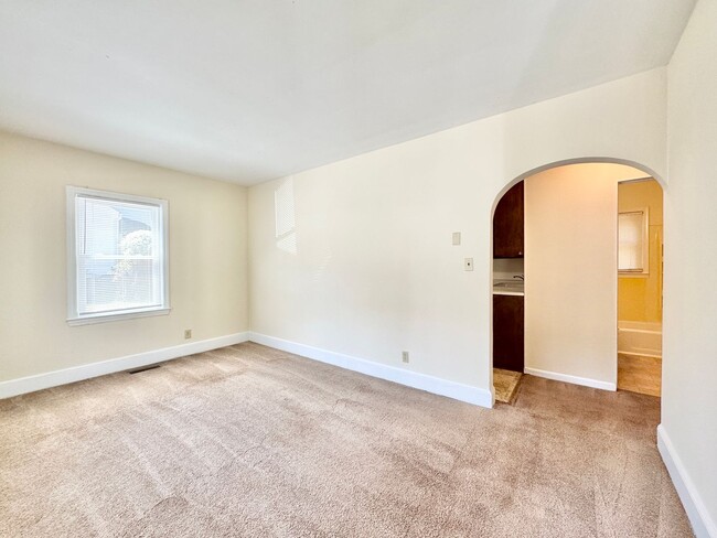 Building Photo - Adorable 3 Bedroom - Convenient to Market ...