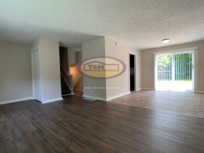 Building Photo - Lovely Tri-Level in Warren Township!