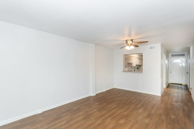 Foto del edificio - 7950 Grove Ridge Dr
