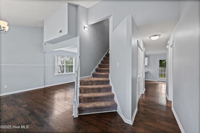 Foto del edificio - 107 Chestnut Ct