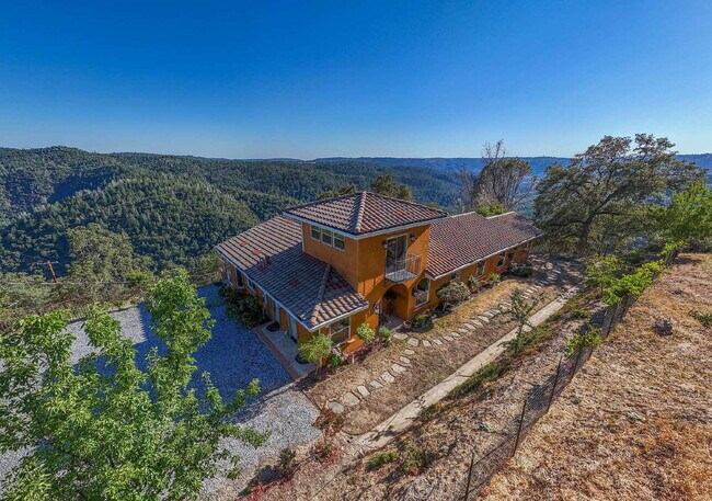 Foto del edificio - Luxury Hilltop Rental Retreat Overlooking the Cosumnes River Canyon