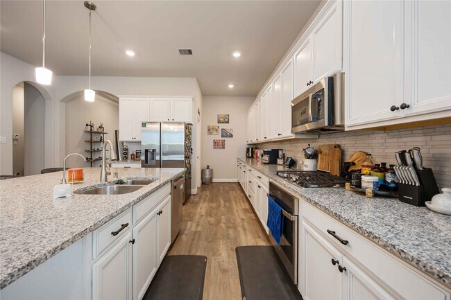Foto del edificio - 5622 Vintage Oaks Ln