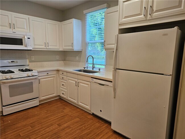 Foto del edificio - 16090 Valley Oak Dr