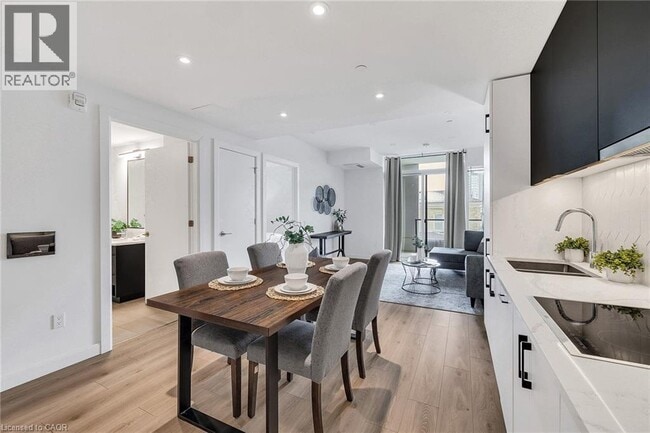 Photo du bâtiment - 741 King St W