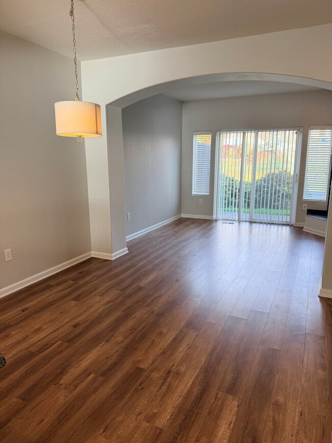 Building Photo - Beautiful Home in FABULOUS Location - Min ...