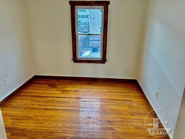 Building Photo - 118 Seabury St