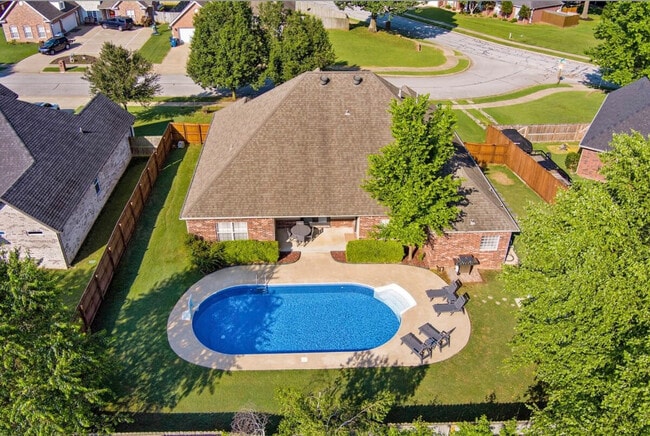 Building Photo - 2318 SW Clover Ct