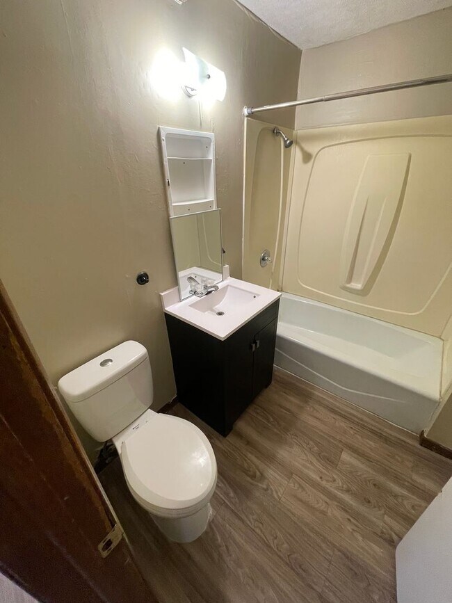 Building Photo - 601 W Court, 101-103 S Sumner