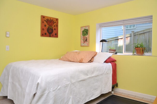 Building Photo - 210 27th Ave E