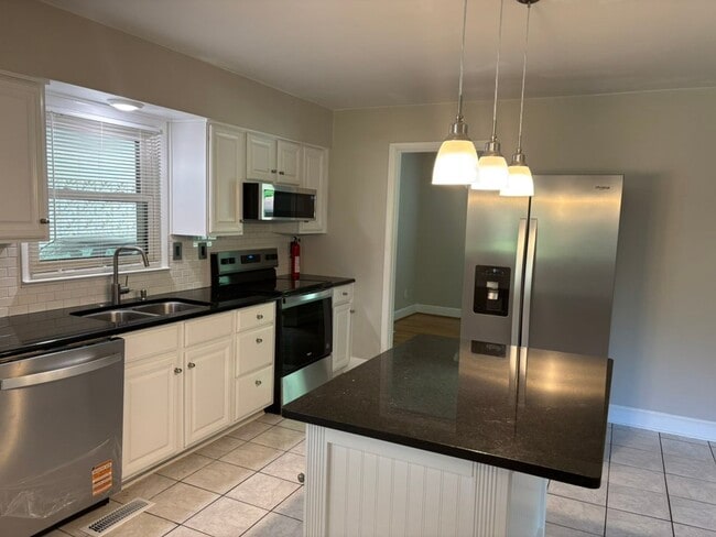 Building Photo - Ranch Style Home located in Lakeview Manor...