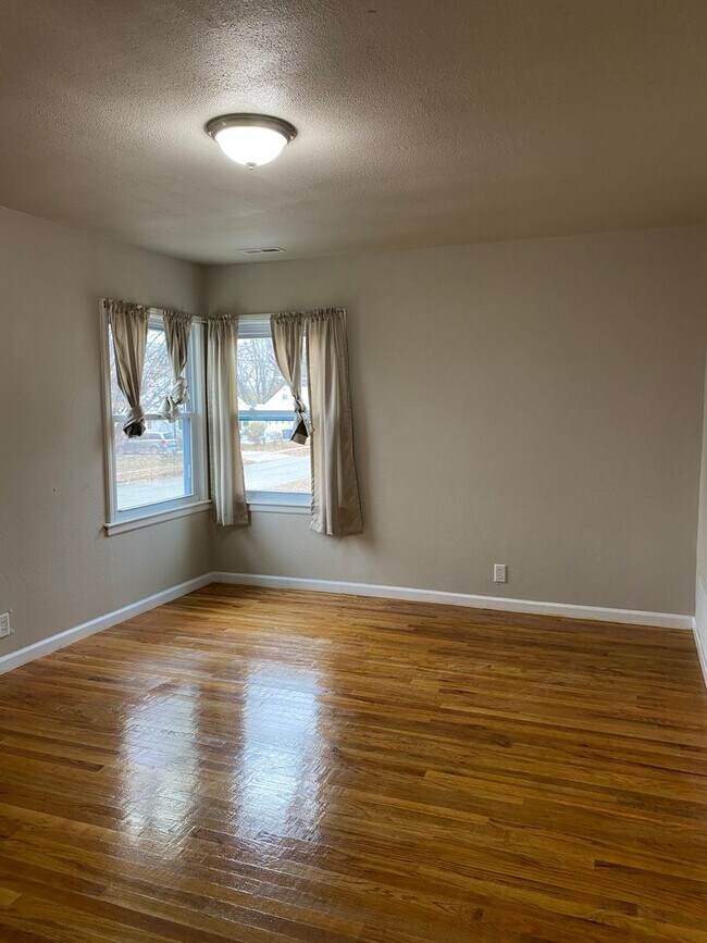 Building Photo - 2 Bedroom 1 Bath Home