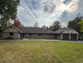 Building Photo - 111 Lake Dr E