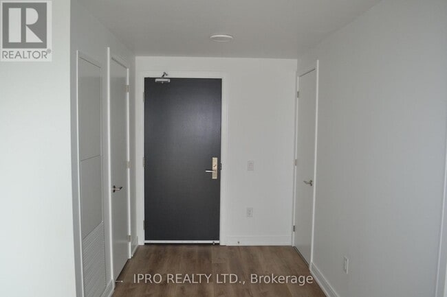 Building Photo - 3009-3009 Novar Rd