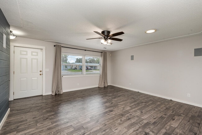 Building Photo - 4885 Santa Rosa Ave