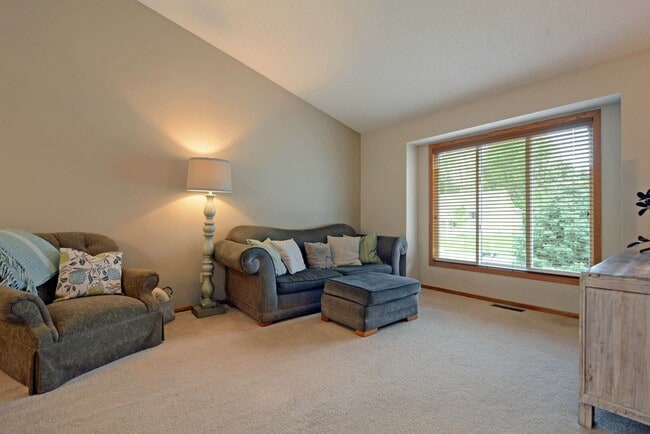 Building Photo - Spacious 3-Bedroom with Walkout and Fully ...