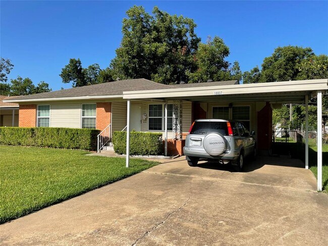Building Photo - 10037 Casa Oaks Dr