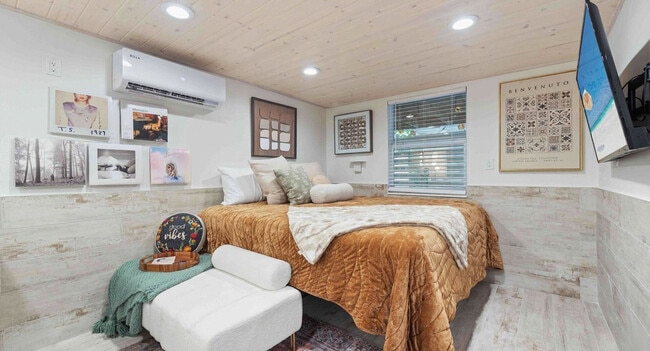 Building Photo - 33 Santana Dr