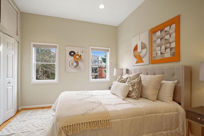 Foto del edificio - 468 Ridge St NW