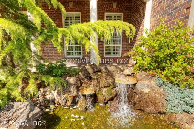 Building Photo - 565 SE 46th Dr