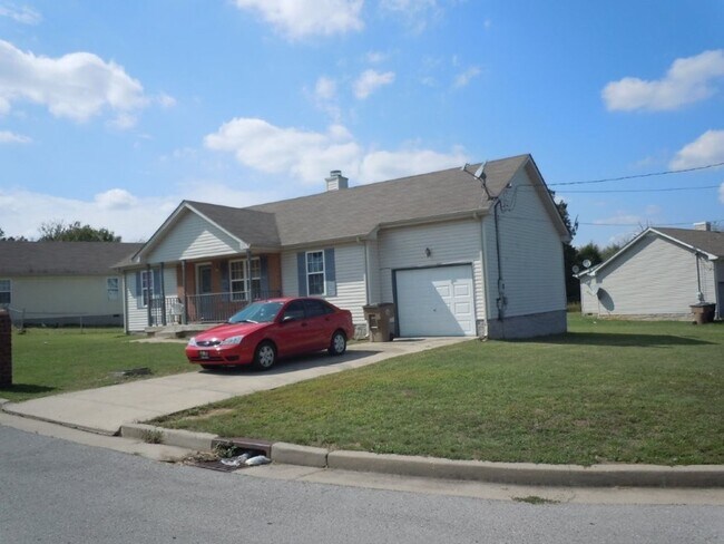 Foto del edificio - Large 3br 2ba with garage and privacy fence in Antioch, Tn