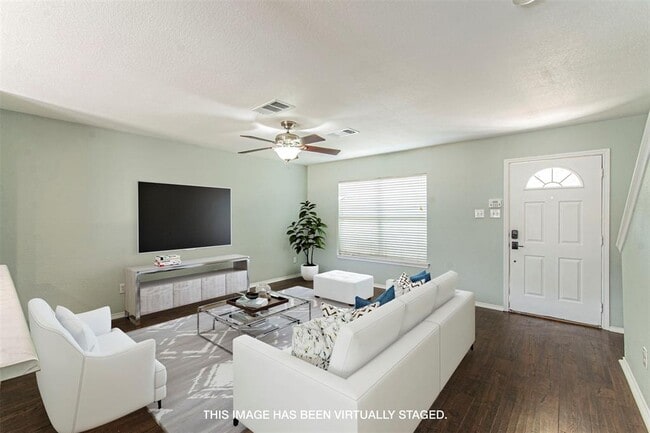 Building Photo - 10923 Menchaca Rd