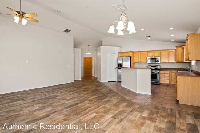 Building Photo - 3 br, 2 bath House - 10531 E Carolina Willow