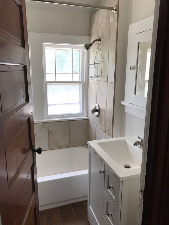 Foto del edificio - Spacious & Updated Craftsman House in Gifford Park