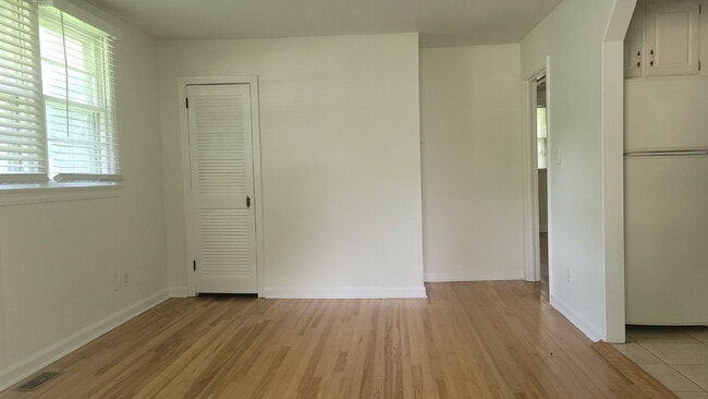Building Photo - 2114 Bide a Wee Dr NE