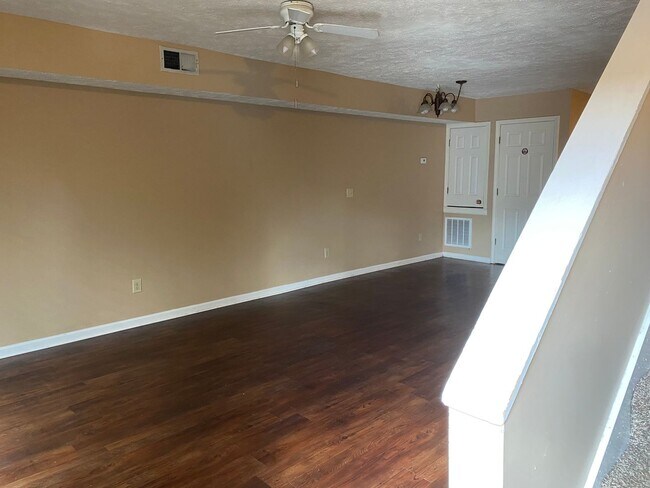 Foto del edificio - 2 Bed 1.5 Bath Townhouse