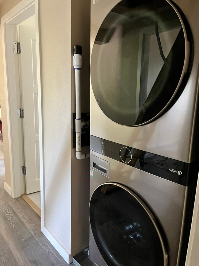 Building Photo - 906 Mustang Ct