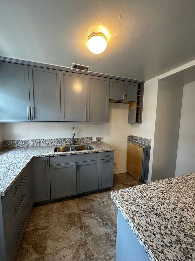 Foto del edificio - 379 E 17th St