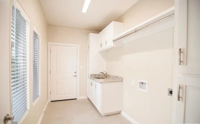 Foto del edificio - 5439 Barbwire Ln