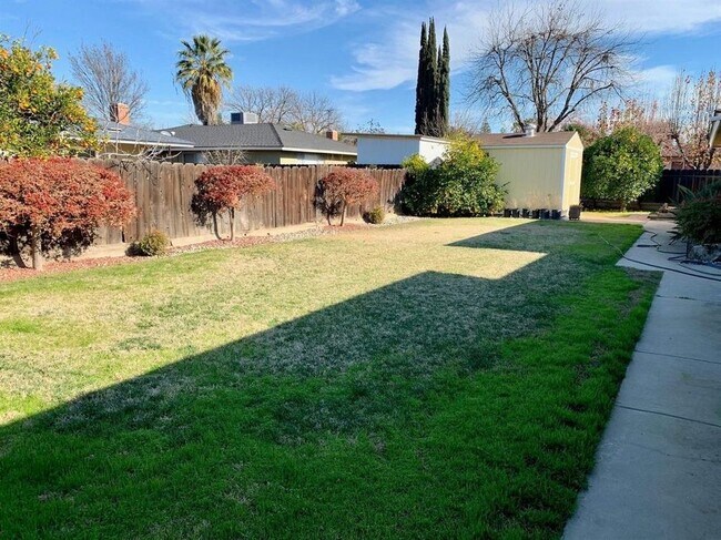 Building Photo - 3026 E Ellery Ave
