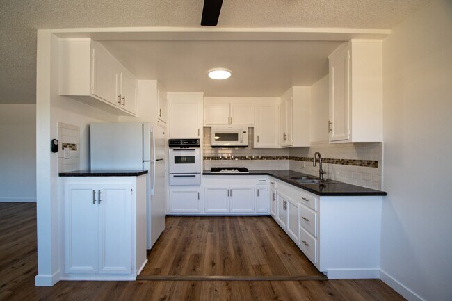 Foto del edificio - 6512 Woodman Ave