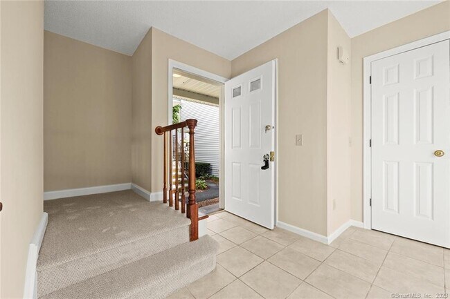 Building Photo - 16 Wilton Crest