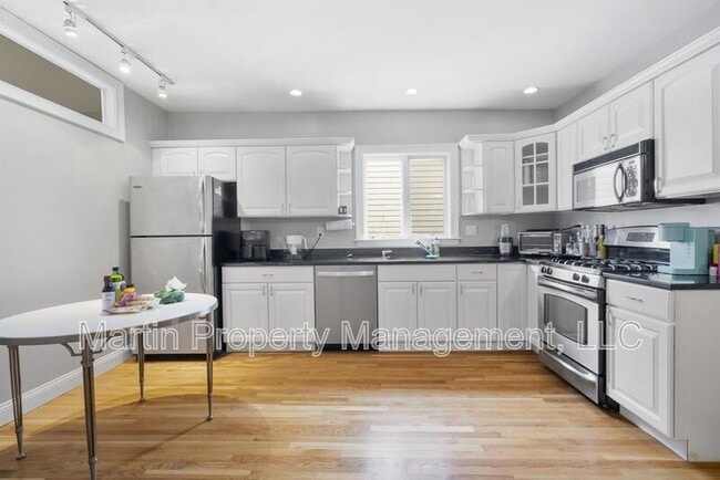 Photo - 734 E 6th St Apartment