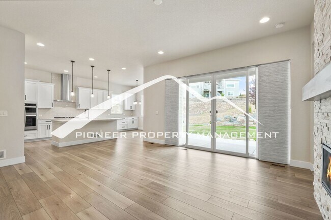 Foto del edificio - Main Floor Primary Home in Flying Horse with 5 Bedrooms, Gourmet Kitchen, Finished Basement & 4-C...