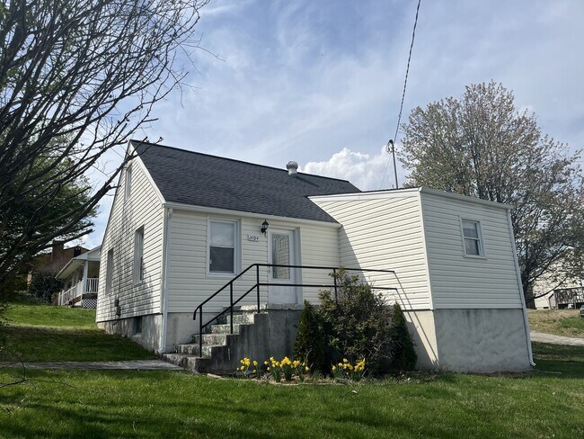 Building Photo - 1404 10th Street NE
