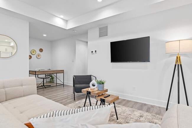 Building Photo - 585 Queens Ave