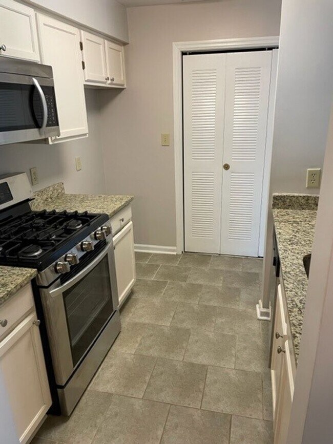 Building Photo - 712 Ridgefield Dr: AVAILABLE NOW! Beautifu...