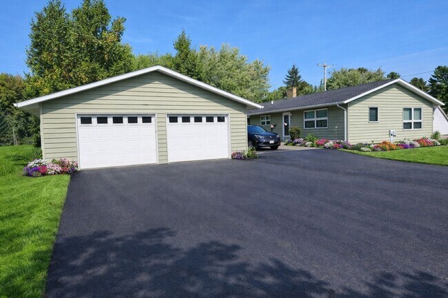 Foto del edificio - Click the “Apply Now” button or email wapmrentals@gmail.com for a prompt response.