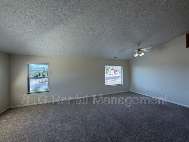 Foto del edificio - 3182 S Bloomington Dr W