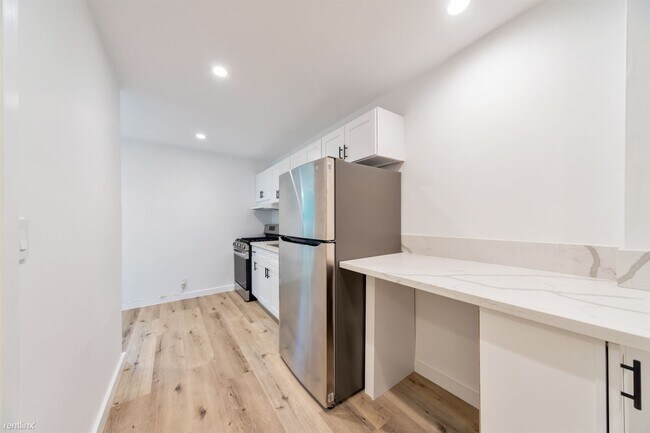 Building Photo - Studio, 1 bath Triplex - 919 North Stanley...