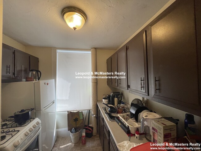 Building Photo - 159 Kelton St