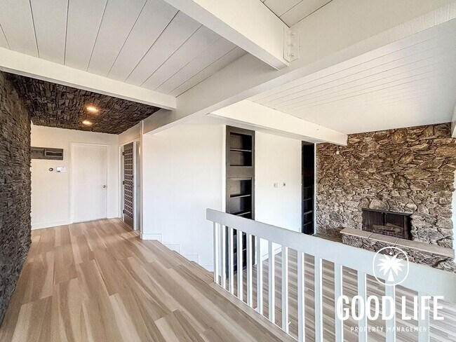 Building Photo - 9400 Crest Dr