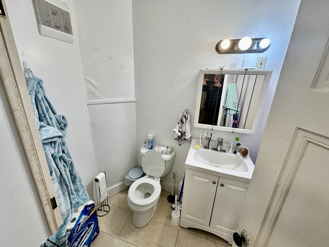 Building Photo - 14 Ashford St