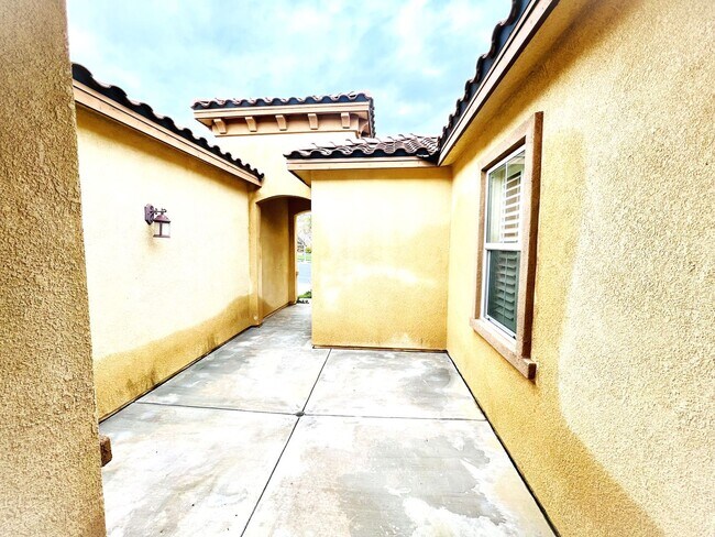 Foto del edificio - Beautiful 4 Bedroom, 2.5 Baths Single Family Home with 3 Car Tandem Parking Garage and Backyard w...
