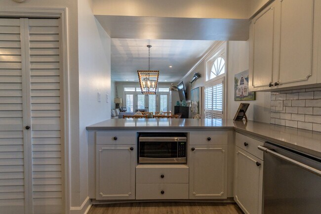 Foto del edificio - Available now! Top-Floor Bayfront Condo | 2BR · 2BA · Private Balcony · Pool & Wharf Access