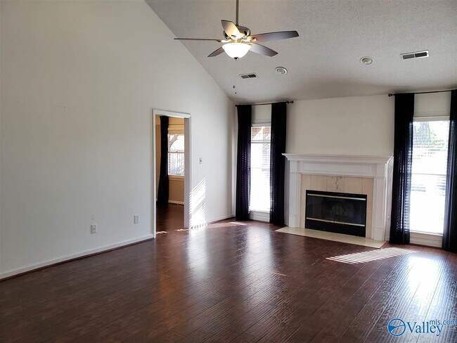 Building Photo - 1100 Leeward Dr SE